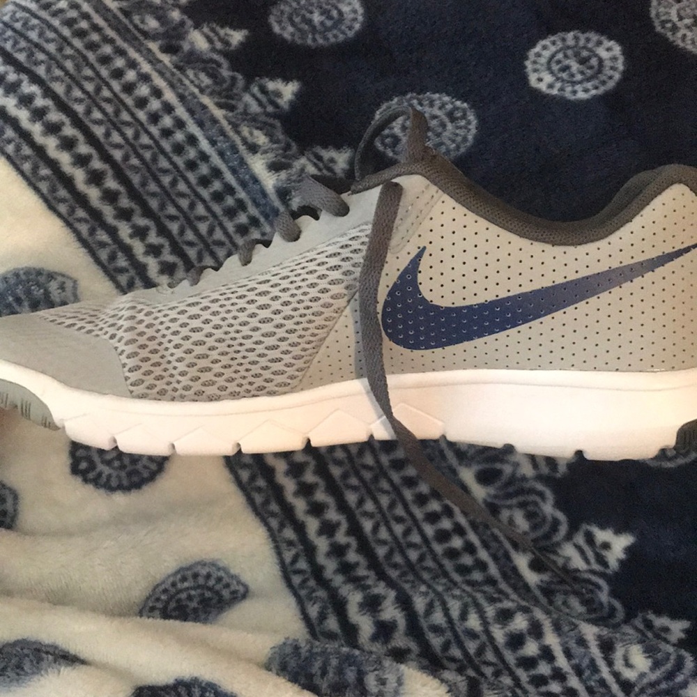 Trade for Hailey -Nike flex experience rn5 BRAND N